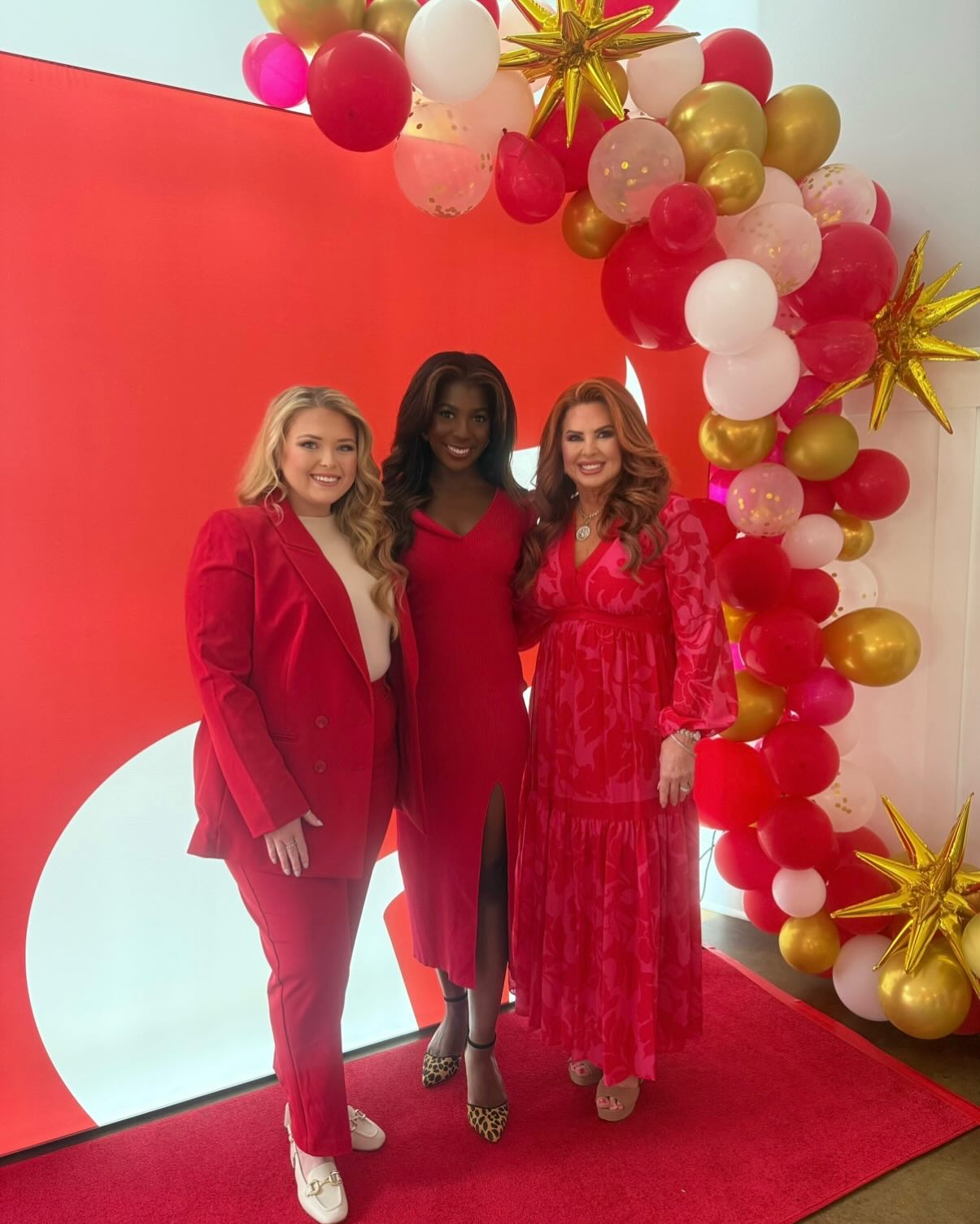 Miss Gatlinburg standing between two women dressed in red.
